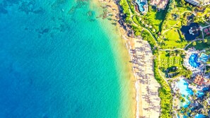 På stranden, vit sandstrand och surfing/bodyboarding