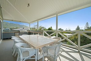 Outdoor dining - Oceanview Mountain Retreat, Pet Friendly Fireplace free EV charger (Apollo Bay)