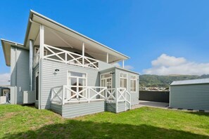 Exterior - Oceanview Mountain Retreat, Pet Friendly Fireplace free EV charger (Apollo Bay)