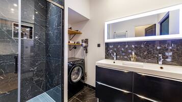 Douche, sĂšche-cheveux, serviettes fournies