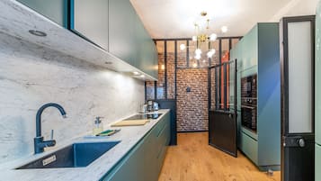 Een koelkast, een microgolfoven, een oven, een kookplaat