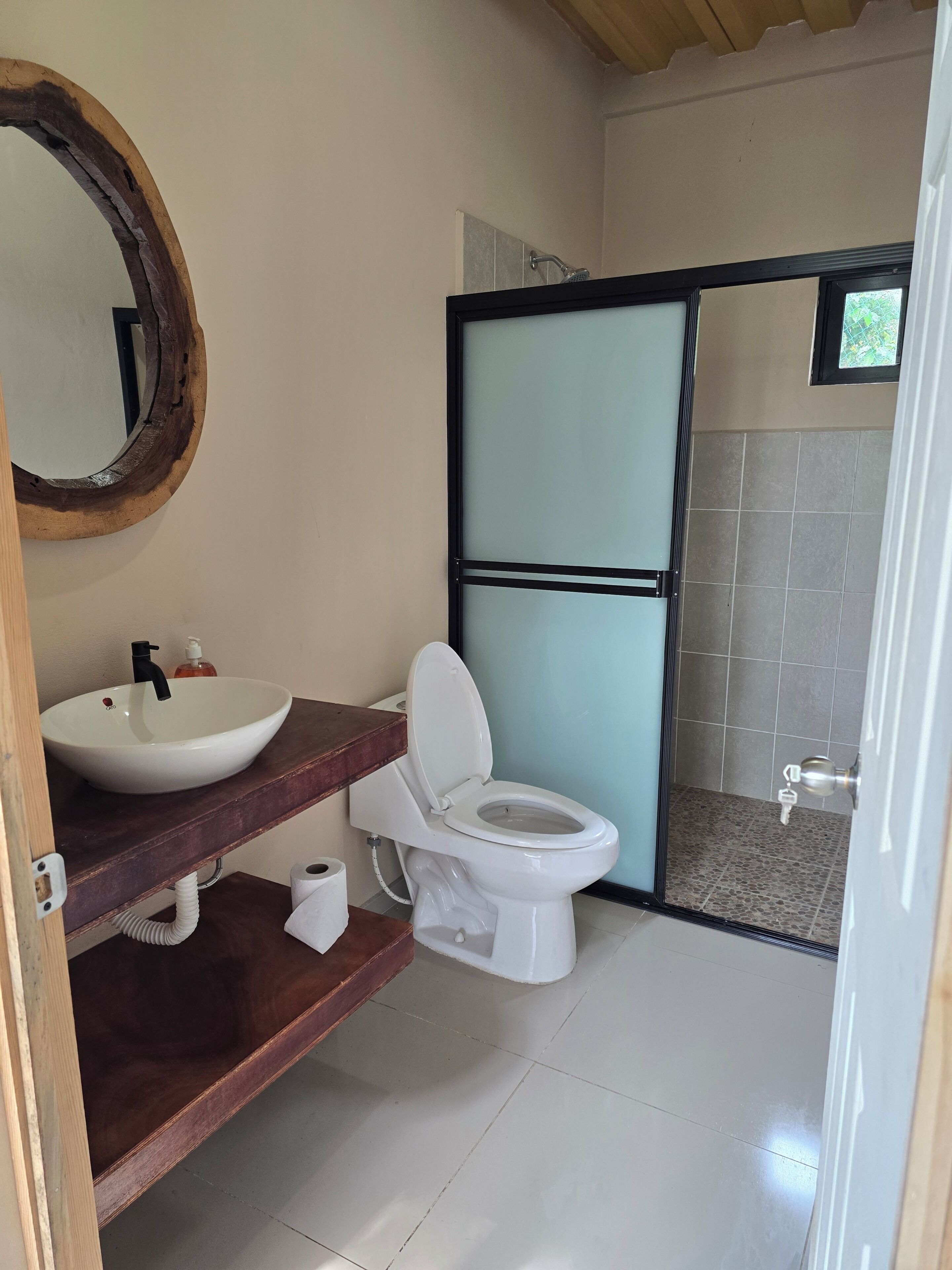 Toallas, jabón, shampoo, papel de baño 