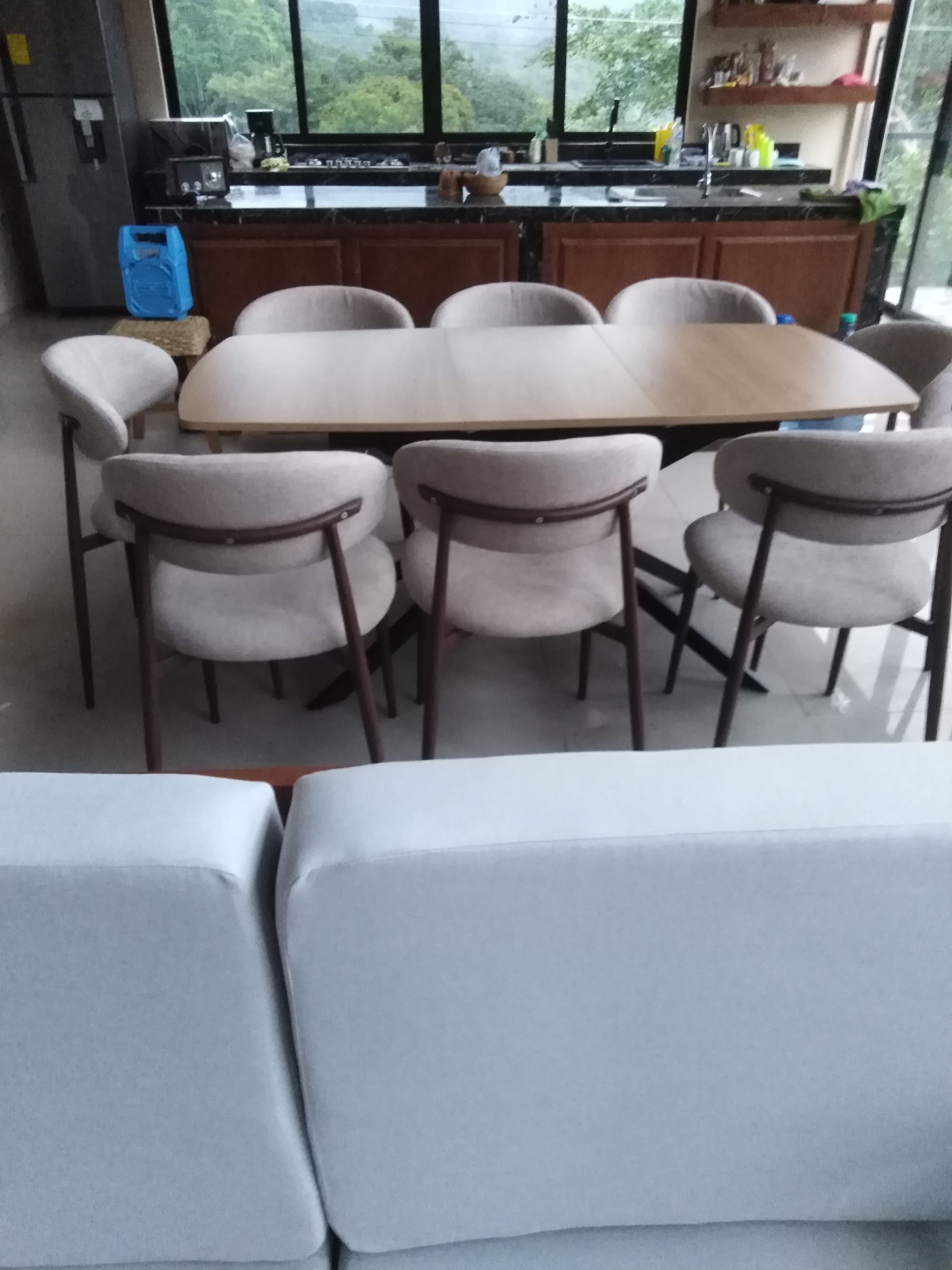 Un coin repas avec une table en bois et six chaises.