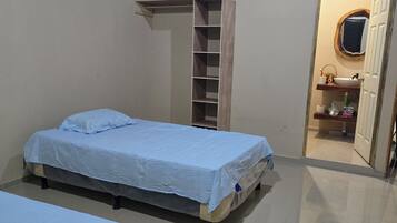5 bedrooms, iron/ironing board, WiFi (free), bed sheets