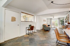 Interior -  Pool & Hot Tub, Just Minutes to Vegas Strip, Parks, Hiking, Concerts and Sports (Las Vegas)