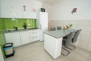 Fridge, microwave, stovetop, dishwasher