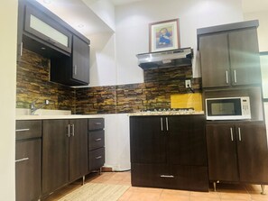 Frigorifero, microonde, forno, piano cottura