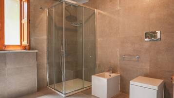 Dusche, Haartrockner, Bidet, Handtücher