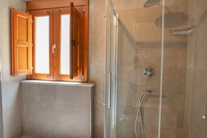 Dusche, Haartrockner, Bidet, Handtücher