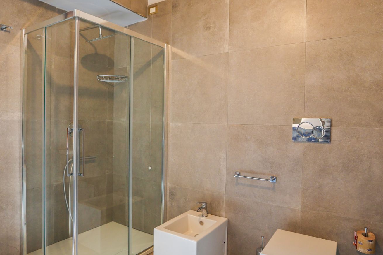 Dusche, Haartrockner, Bidet, Handtücher