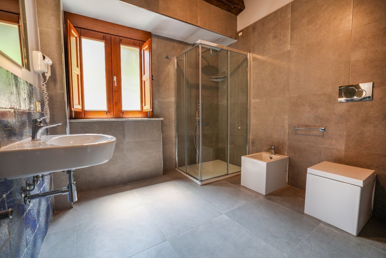 Dusche, Haartrockner, Bidet, Handtücher