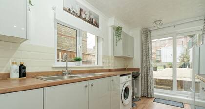Immaculate 3-bed House in Chatham