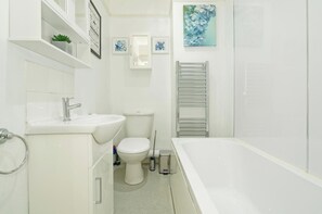 Combined shower/bathtub, deep-soaking bathtub, towels - Immaculate 3-bed House in Chatham (Chatham)