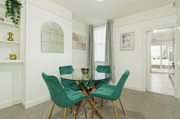 Dining - Immaculate 3-bed House in Chatham (Chatham)