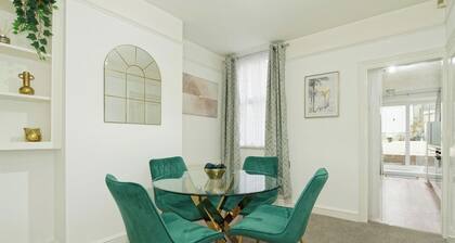 Immaculate 3-bed House in Chatham