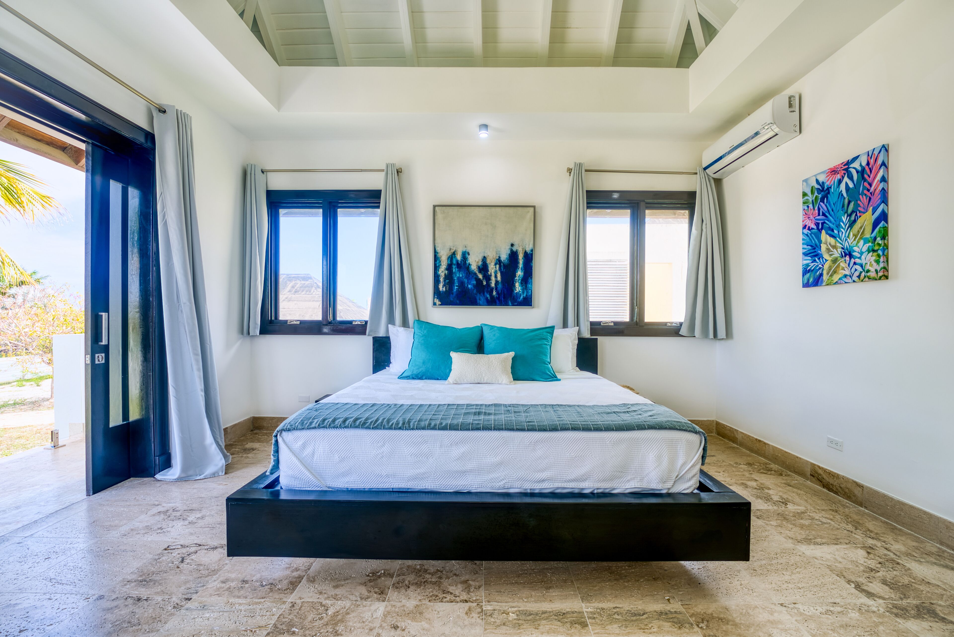 5 bedrooms, desk, iron/ironing board, free WiFi