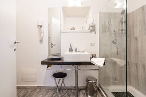 Regadera, secadora de cabello, bidet, toallas 