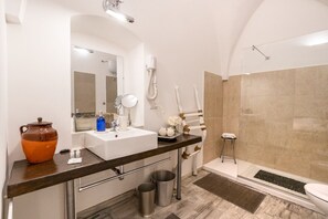 Een douche, een haardroger, een bidet, handdoeken