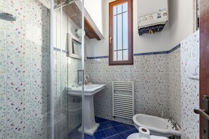 Regadera, secadora de cabello, bidet, toallas