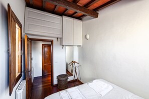 1 slaapkamer, een strijkplank/strijkijzer, internet, beddengoed