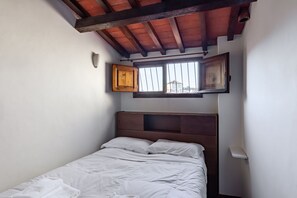 1 habitación, tabla de planchar con plancha, internet y ropa de cama