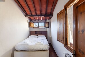 1 habitación, tabla de planchar con plancha, internet y ropa de cama