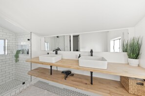 Suihku, hiustenkuivaaja, pyyhkeet, saippua