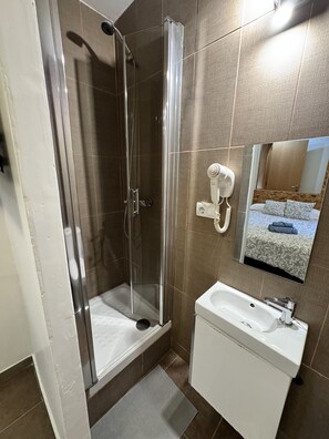 Shower, eco-friendly toiletries, hair dryer, towels - Hermosa Planta Baja Nueva con Patio y Baño Privado!! (Mataró)