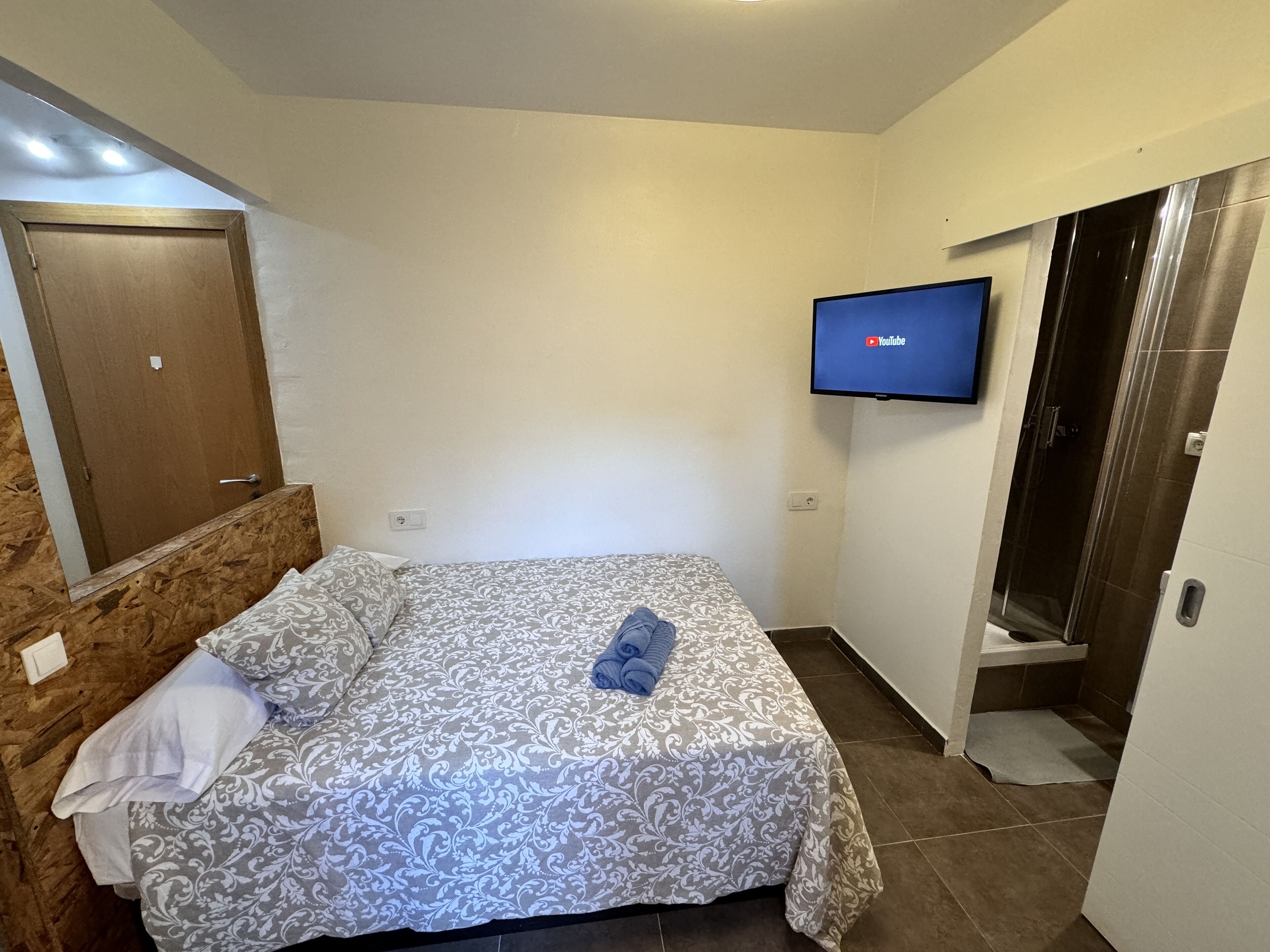1 bedroom, desk, free WiFi, bed sheets