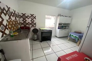 Kühlschrank, Ofen, Herdplatte, Mixer