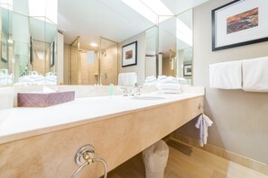 Apartment | Bathroom - Horseshoe Valley Suites - The Maple (Oro-Medonte)