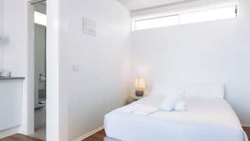 Comfort Studio Suite | Desk, soundproofing