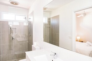 Comfort Villa | Bathroom | Free toiletries
