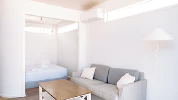 Comfort Studio Suite | Desk, soundproofing