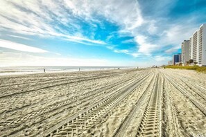 En la playa, camastros y toallas de playa