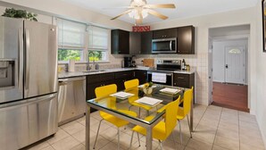 Coffee/tea maker, fridge, microwave, oven - scent-free stay - spacious , big yard and safe neighborhood (Imperial)