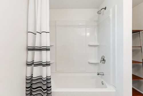 scent-free stay - spacious , big yard and safe neighborhood