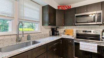 Geladeira, micro-ondas, fogão, cooktop