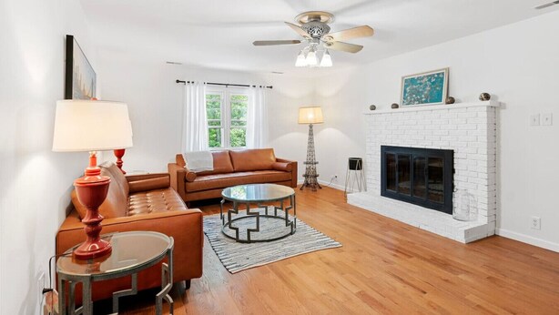 TV, fireplace, foosball, books - scent-free stay - spacious , big yard and safe neighborhood (Imperial)