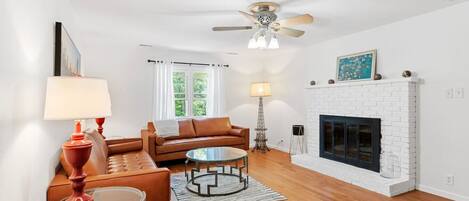 Televisión, chimenea y libros