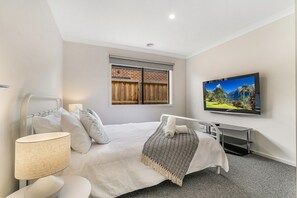 4 bedrooms, iron/ironing board, WiFi, bed sheets