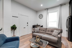 Living area - Charming Century 2 Bedroom Apartment; Steps to Downtown (London)