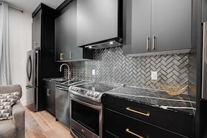 Private kitchen - Charming Century 2 Bedroom Apartment; Steps to Downtown (London)