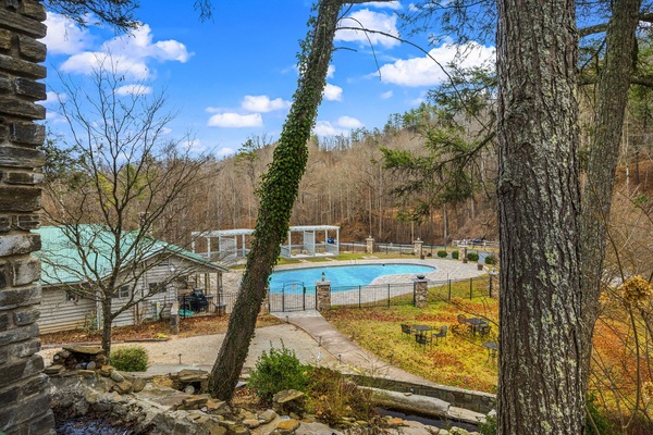 Una piscina al aire libre