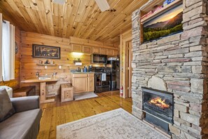Smart TV, fireplace - Cozy cabin minutes from downtown Bryson City/Tail of the Dragon. Pet-Friendly! (Bryson City)