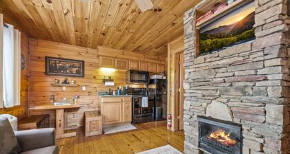 Cozy cabin minutes from downtown Bryson City/Tail of the Dragon. Pet-Friendly!