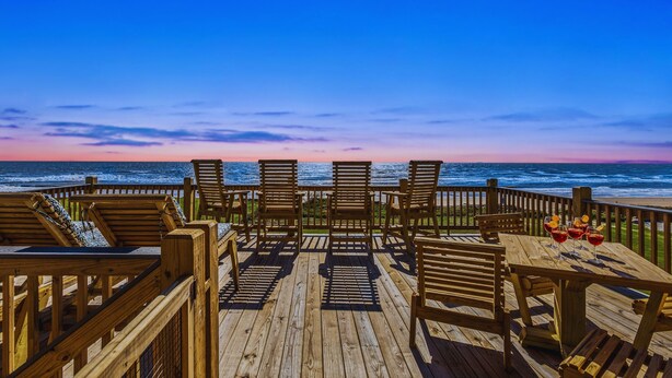 Outdoor dining - Beachfront | Spacious, Pet-Friendly & Relaxing (Gilchrist)