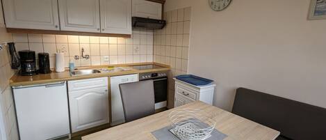 Frigorífico, horno, placa de cocina y lavavajillas