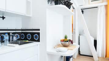 Réfrigérateur, micro-ondes, plaque de cuisson, lave-vaisselle