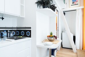 Refrigerador, microondas, placa de cocina, lavavajillas